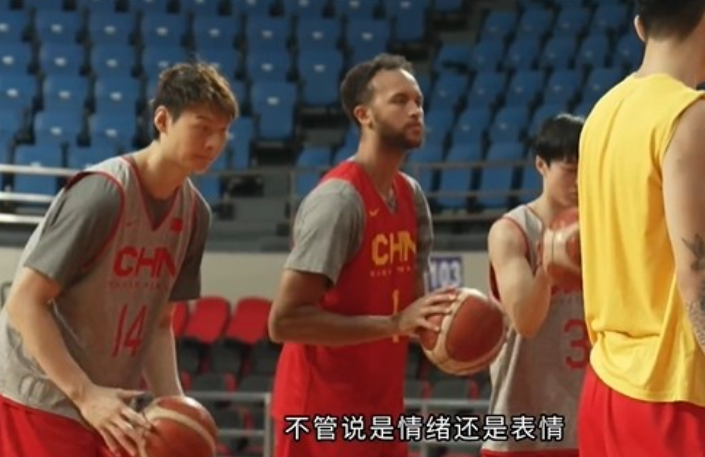 亚洲1胜8负男篮压力山大！李凯尔备战南苏丹：训练结束后坐场边愣神