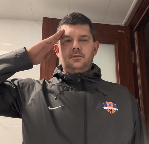 42岁中超洋帅自宣离任！向球迷敬礼致谢，带队冲超+连续2个赛季保级