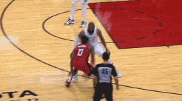 20+6+9！哈登7次失误全场最高，夹詹姆斯胳膊造犯规引争议