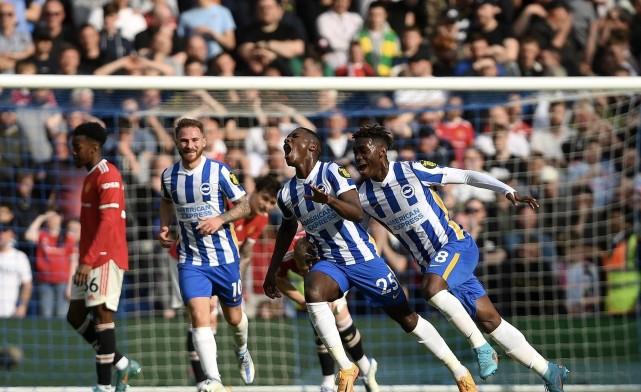 曼联正式无缘欧冠！近9年第4次，球迷绝望怒斥：你们不配穿这身球衣