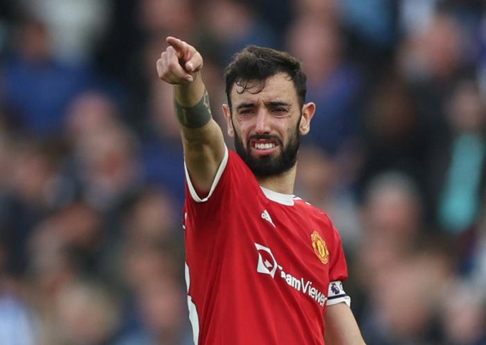 球迷怒斥全队不配穿曼联球衣！B费承认该骂，我对不起身上的战袍