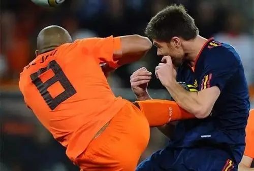 德容飞踹阿隆索有什么影响？德容飞踹阿隆索为什么没被罚下？