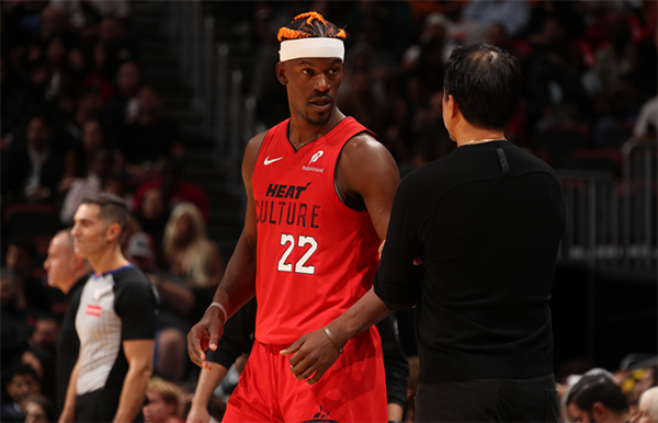 巴特勒交易流言后首秀：新发型抢镜，赛场表现稳军心，太阳调侃风波起