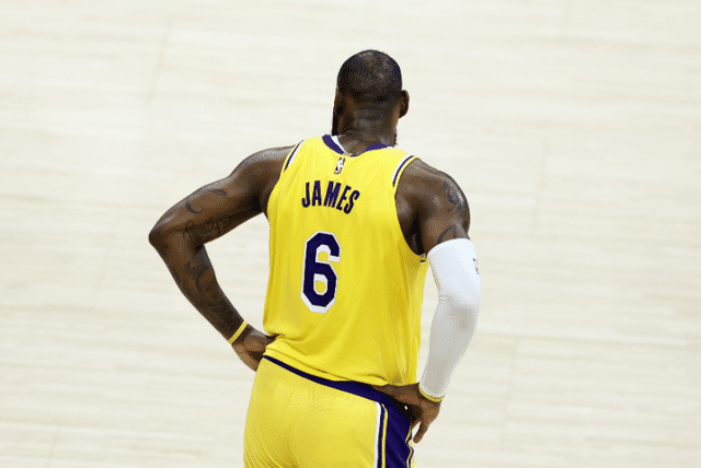 太横了！西部第一创4大神迹，詹眉坦言被打服，1罪臣恐离队