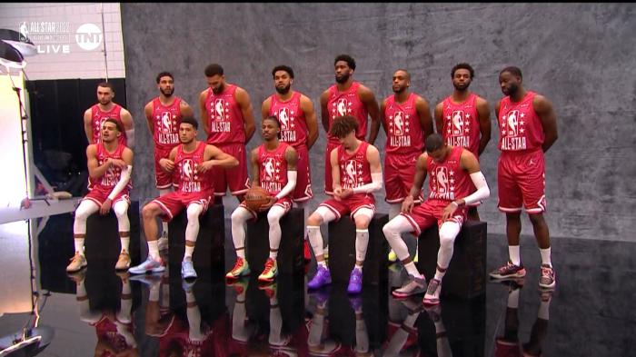 全明星大合影出炉！杜兰特缺席莫兰特C位抱球出镜，恩比德唐斯并肩站