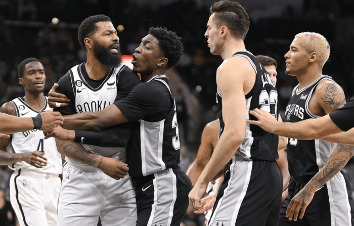 冲突！索汉恶犯抱摔大莫场面混乱 西蒙斯拉对手球衣也险引冲突