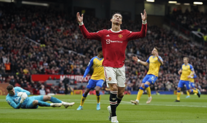 信心都踢没了！C罗被曼联拖累，朗尼克将效仿尤文主帅：逼他转会