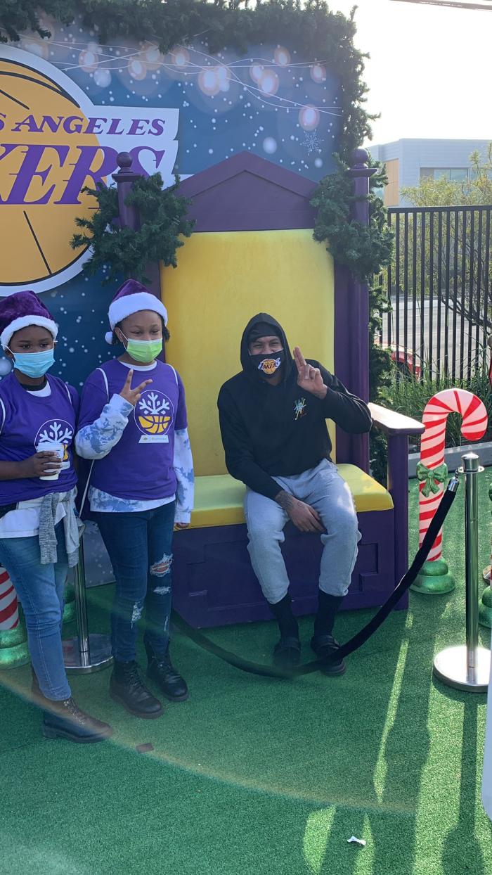 湖人举办暖心活动！浓眉戴圣诞帽安东尼故意投偏，朗多口罩白戴了