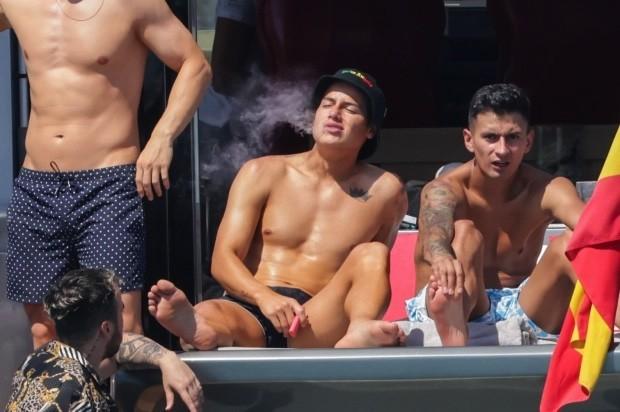 30岁世界杯金靴度假放飞自我！晒出游艇“吞云吐雾”照，美女环绕四周