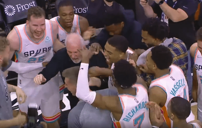 73岁的波波维奇开心得像个孩子，被马刺球员围住！赛后被泼水庆祝