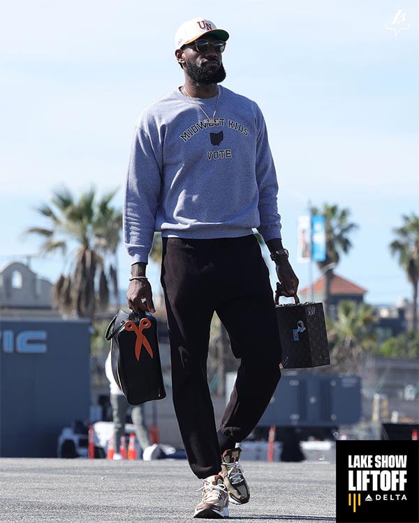 湖人迎战雄鹿，詹姆斯遗憾缺阵，五将因伤休战