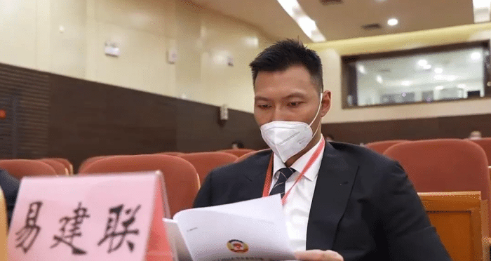 易建联“暂别”广东，辽宁或签2米18中锋，姚明给巩晓彬新职位