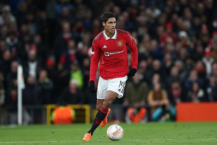 滕哈格称瓦拉内可为曼联出战曼城！B费拄拐穿保护靴，恐首次伤缺