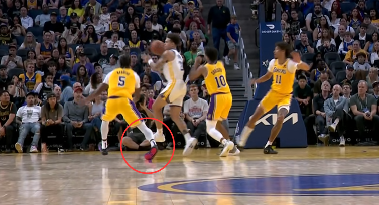 湖人坏消息：新援4中0崴脚痛苦倒地 一瘸一拐离场返回更衣室