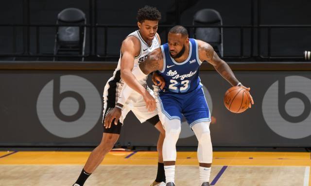 塔克示意詹姆斯跑错战术，詹姆斯现场开课，小老弟还是年轻