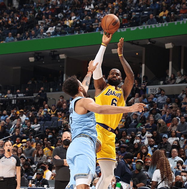 霍华德末节却遭弃用，正负值+17！莫兰特突疯了，湖人还在打死亡五小！