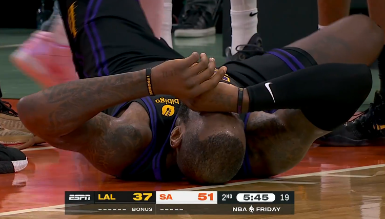 詹姆斯左眼伤口曝光！惨遭三次戳眼且血染赛场 赛后回应有点头疼