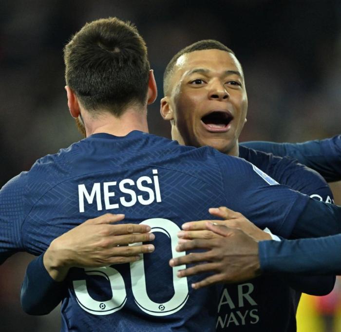 梅西连3个主场拒绝谢场！与同胞换球衣+热聊后，径直回更衣室