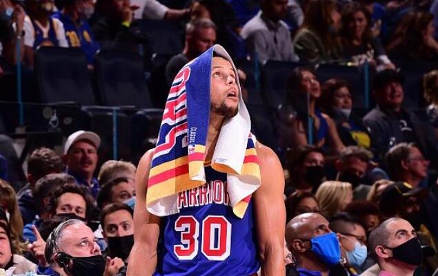 NBA领头羊遭爆冷，将帅仍有说有笑！库里送飞吻，科尔被波波逗乐