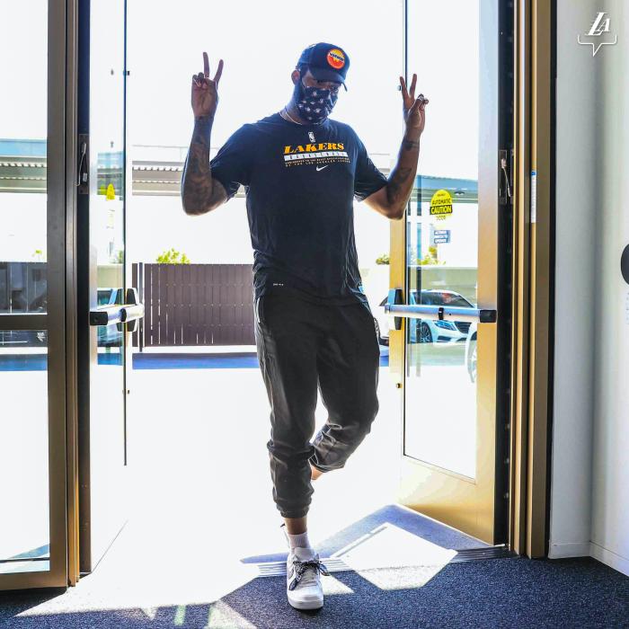 首训浑身湿透！庄神拥抱浓眉+与老板会面，大笑豪言：助湖人再拿一冠