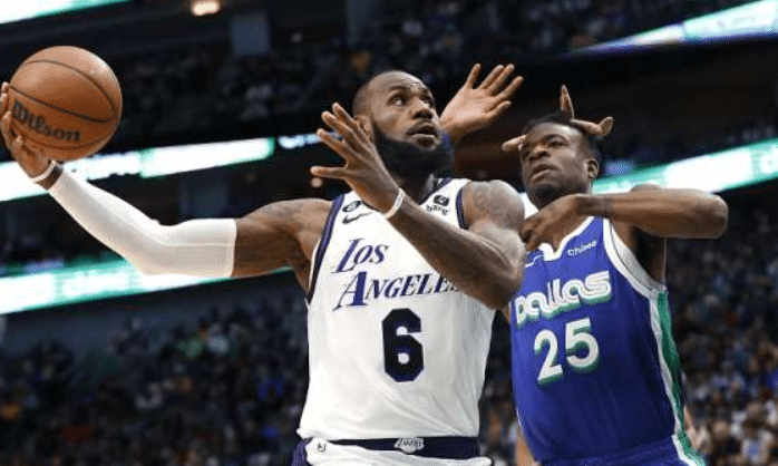 詹姆斯38分狂刷纪录：耻辱一战沮丧捂脸 单节狂输30分突然崩盘