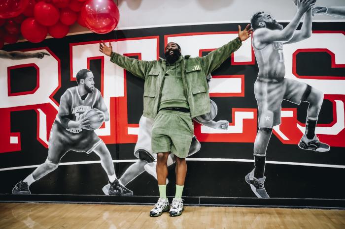 篮网祝贺！哈登回应退役高中13号球衣，晒照自称传奇并感谢所有人