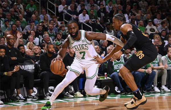 绿军三核闪耀！75分大胜骑士，布朗怀特抢眼