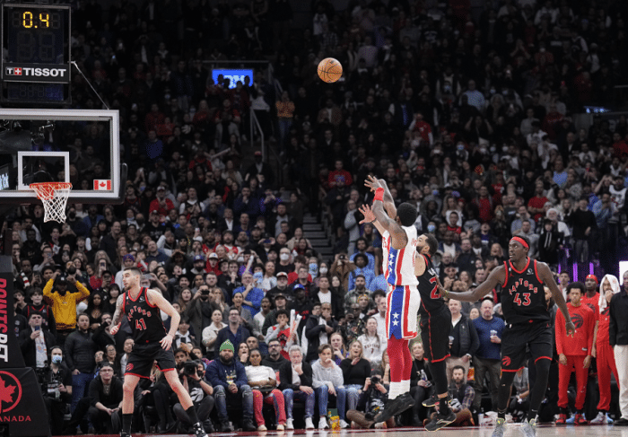 欧文首次压哨绝杀：杜兰特紧抱他全队疯狂庆祝 最后一攻KD主动放弃绝杀