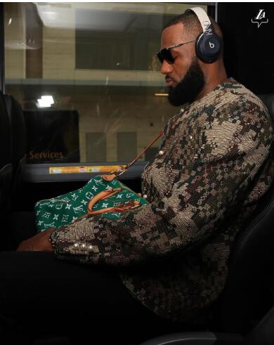 NBA揭幕战众星入场！詹姆斯浓眉表情严肃 约基奇咧嘴笑戈登太抢镜