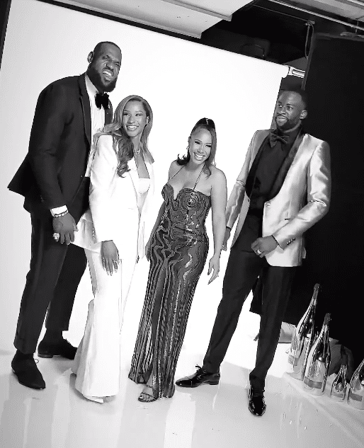 NBA众星参加奥斯卡派对：两家合影詹皇吐舌抢镜 威少现身并拥抱詹嫂