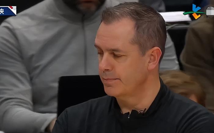 湖人两节丢82分创耻辱纪录！沃格尔气到闭眼不想看，詹眉神情呆滞