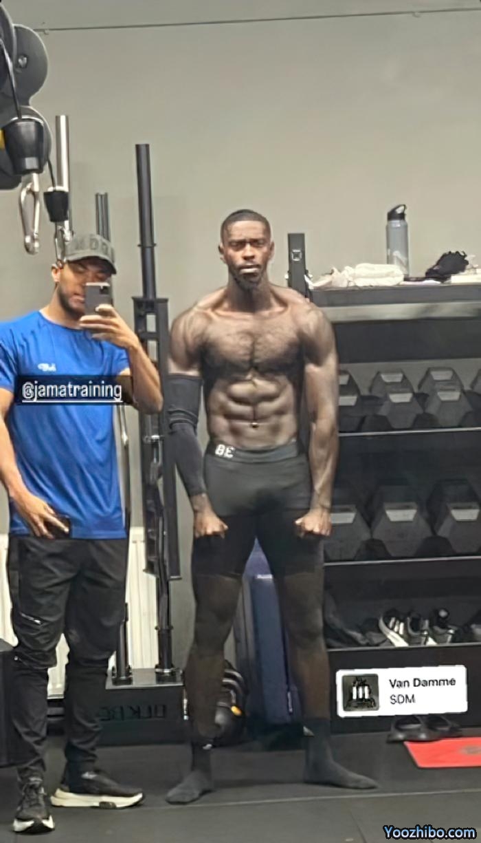 曼联铁卫展示强劲肌肉却遭嘲讽：肌肉发达头脑简单，必须提升球商