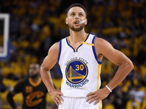 无奈！库里即使是填土机，他也填不平勇士这么大的坑