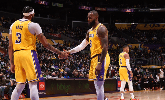 浓眉赛后懊悔，三加时败北！湖三崩有新的含义，名嘴怒批球员