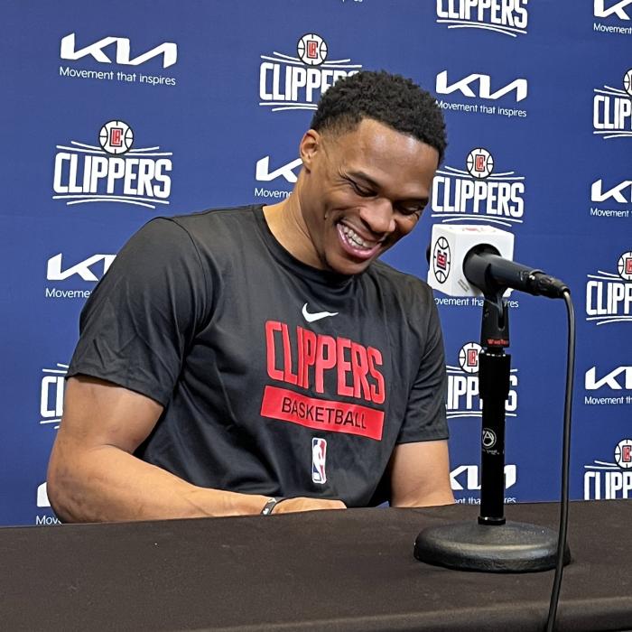 威少正式亮相快船！满脸笑容超级兴奋 表态愿为赢球接受任何角色