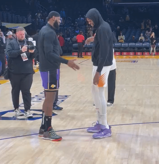 詹皇主动拥抱杜兰特：两人有说有笑开怀热聊 湖人三巨头确定出战太阳