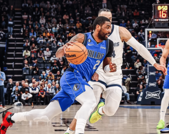 欧文穿保护靴离开球馆：回应被狄龙踩伤 拒要狄龙球衣直接扭头离场