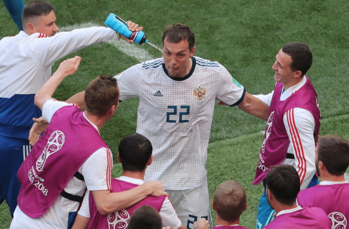 世预赛迎巨变！FIFA官宣俄罗斯禁赛，莱万等人被批：违反体育道德