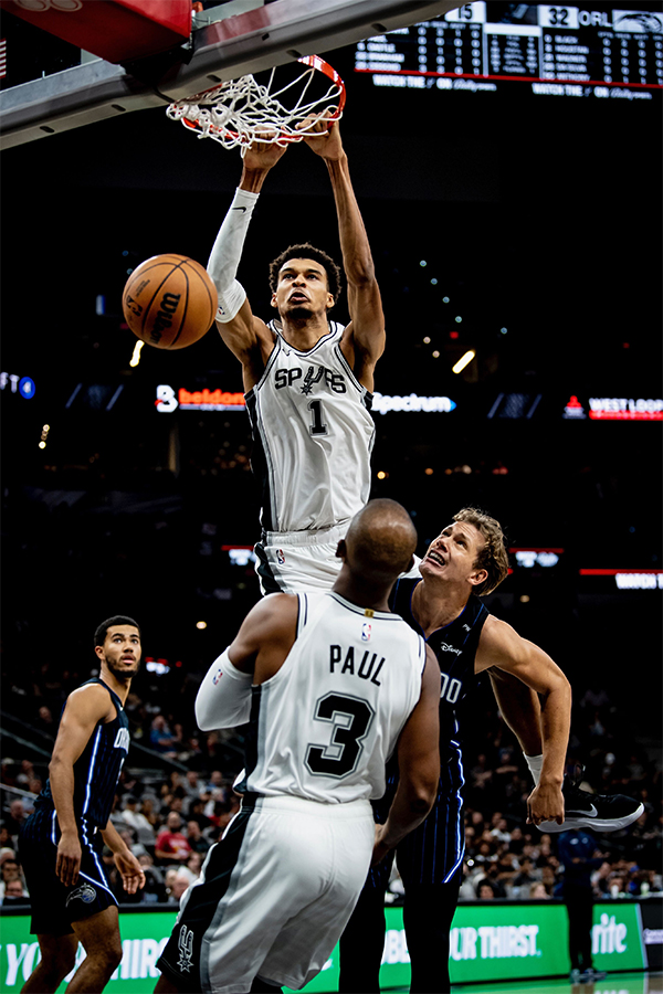 文班亚马与保罗首次连线霸气隔扣，空中折叠暴扣燃爆球馆！11+9 惊艳全场