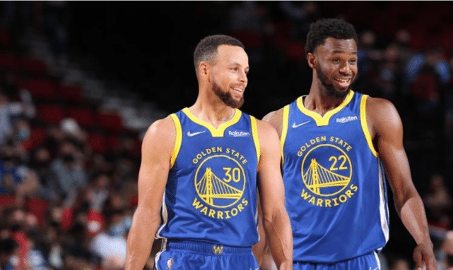 勇士首节领先独行侠13分！梦幻开局！维金斯11分库里7+4