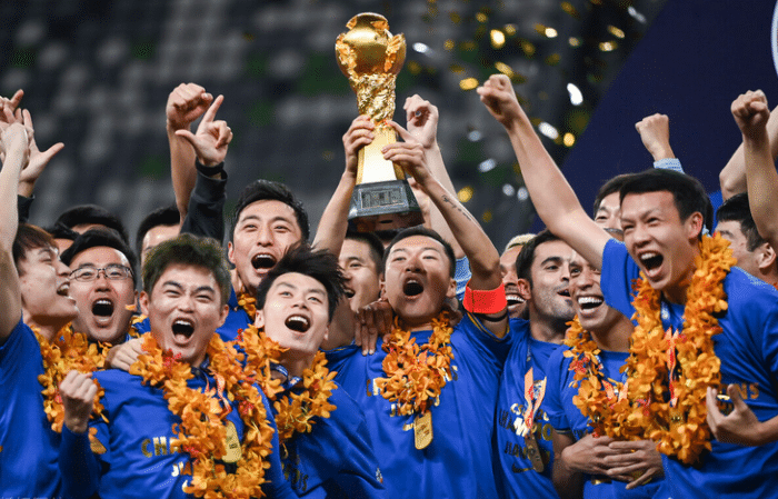 官宣！中超冠军“双线”崩盘：2大牌+4名首发已转会，土豪队逆袭