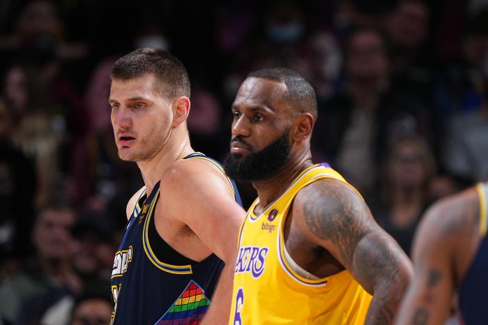 湖人官宣伤情！5名球员有伤詹皇大概率出战，惨败后喝红酒看比赛