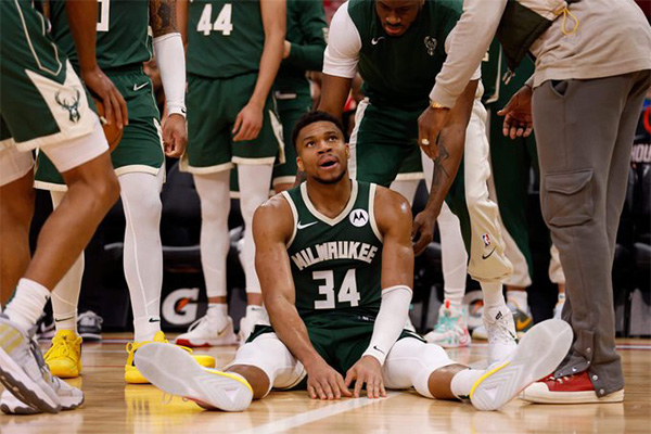 雄鹿耻辱一战！字母哥三双 难救主，心情跌落谷底