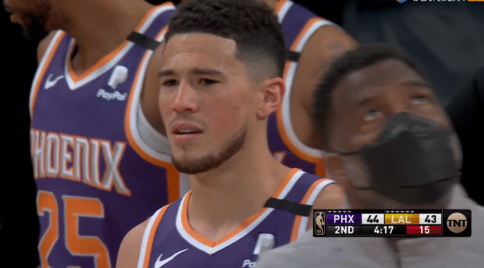 裁判双标？布克被绊倒后故意拉倒波普，波普犯规却被重罚恶犯引争议