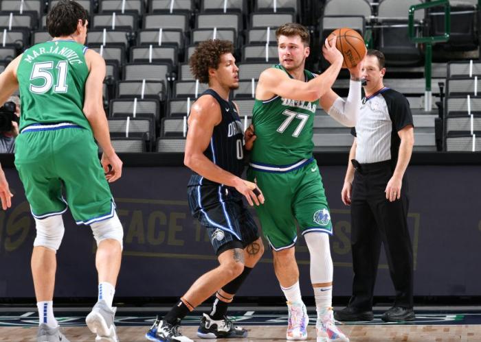 合砍85分！独行侠三枪18记3分打疯了，东契奇三双吃T后终咧嘴大笑