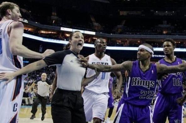 破案了，撞倒女裁判后，汤普森说了什么让女裁判笑得花枝乱颤？