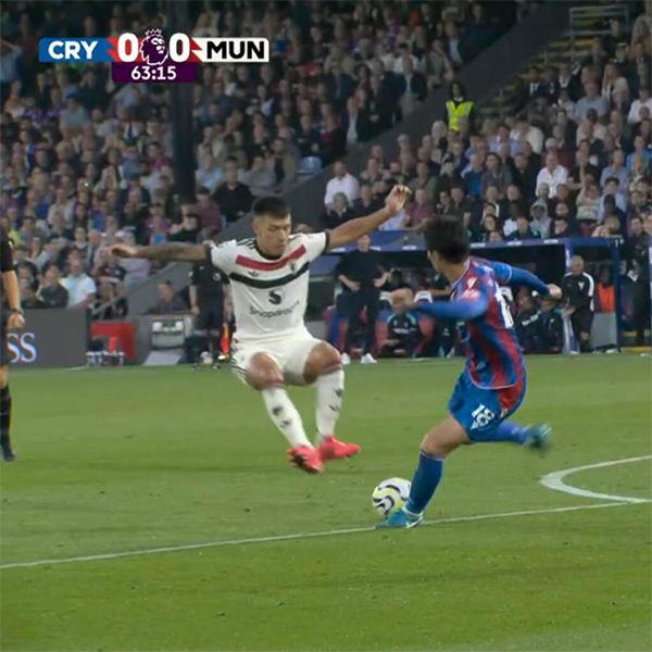 曼联中卫争议动作，英超官方：未伤人逃红牌