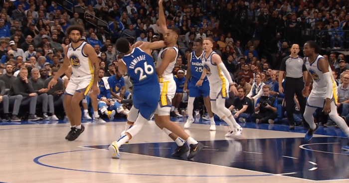 二级恶犯：丁威迪肘击普尔遭驱逐 无奈苦笑离场前向普尔表达歉意