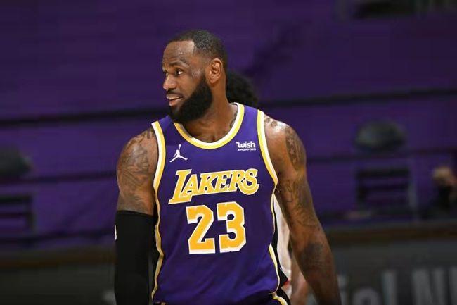 太皮了，詹姆斯亲手给纹身师纹上王冠，球迷：小鸡吃米图既视感