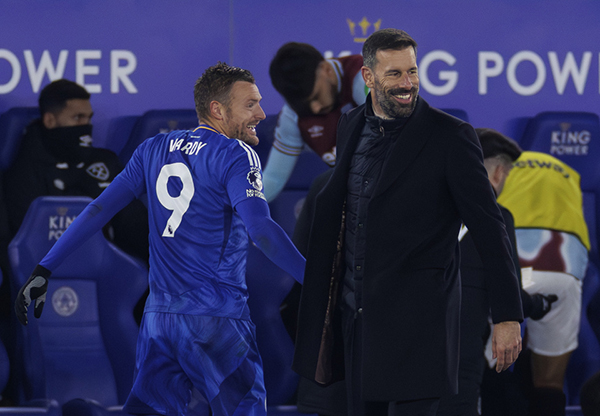 范尼莱斯特城绝平后激情庆祝，执教两轮拿四分，曼联作何感想？